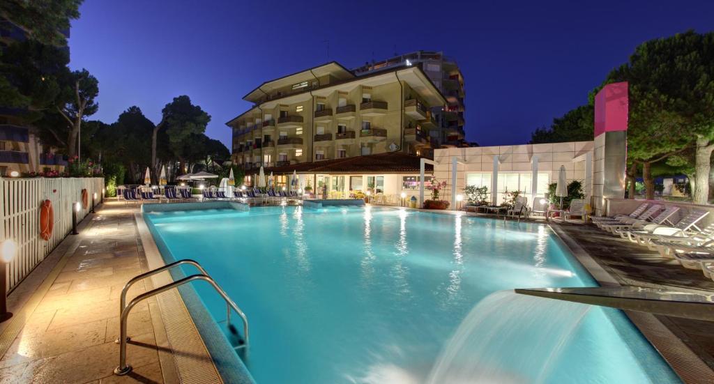 Hotel Bristol Lignano Sabbiadoro Kültér fotó