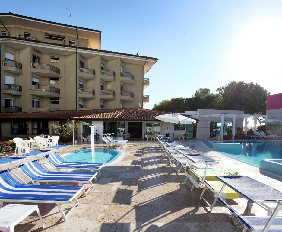 Hotel Bristol Lignano Sabbiadoro Kültér fotó